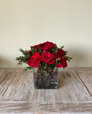 Arreglo Floral con Doce Rosas Preservadas Color Rojo en Base Cuadrada de Vidrio con Agua Acrílica
