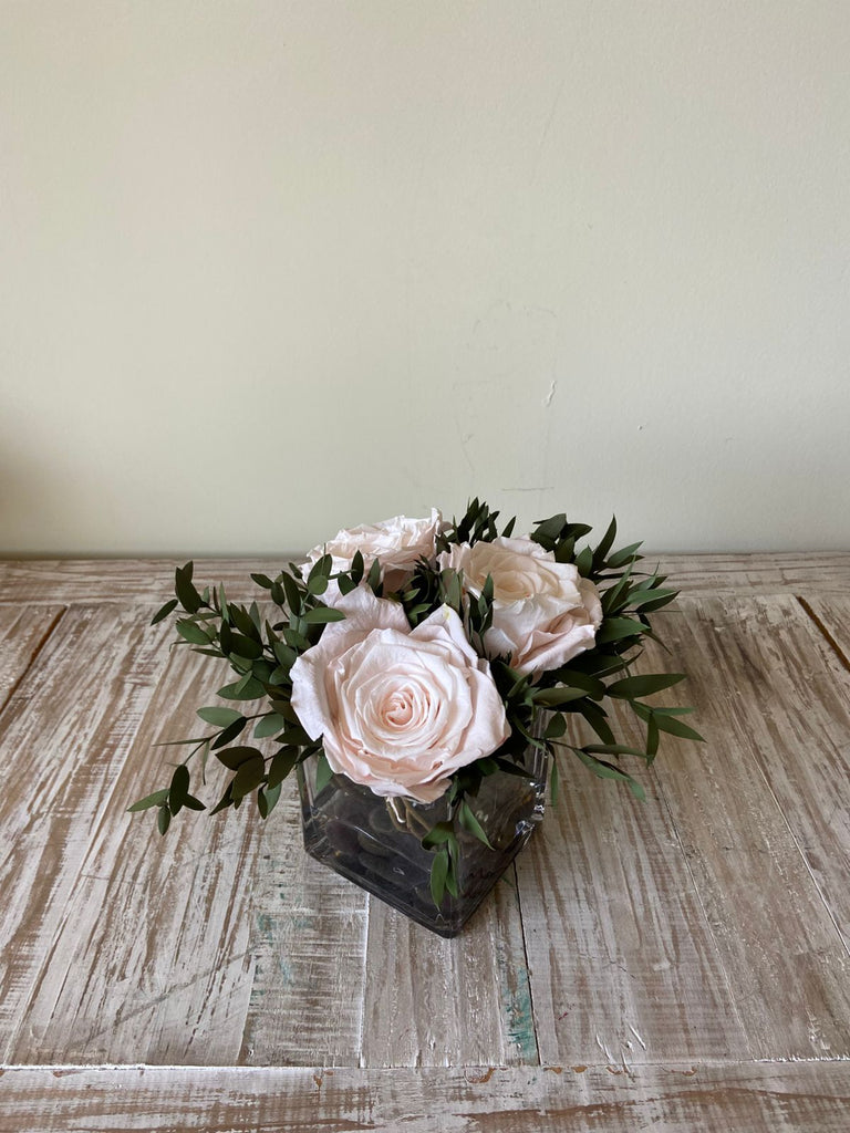 Arreglo Floral con Rosas Preservadas Color Rosa Claro en Base Cuadrada de Vidrio con Agua Acrílica