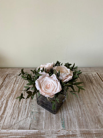 Arreglo Floral con Rosas Preservadas Color Rosa Claro en Base Cuadrada de Vidrio con Agua Acrílica