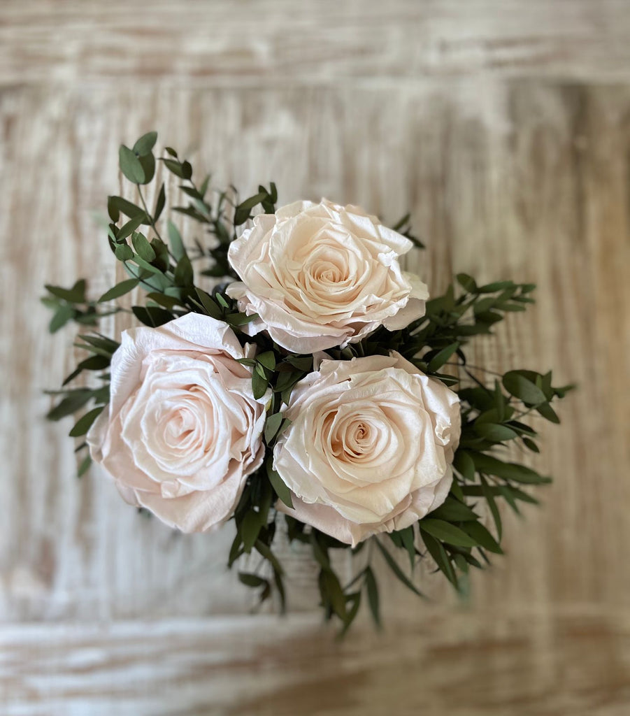 Arreglo Floral con Rosas Preservadas Color Rosa Claro en Base Cuadrada de Vidrio con Agua Acrílica