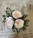 Arreglo Floral con Rosas Preservadas Color Rosa Claro en Base Cuadrada de Vidrio con Agua Acrílica