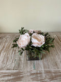 Arreglo Floral con Rosas Preservadas Color Rosa Claro en Base Cuadrada de Vidrio con Agua Acrílica