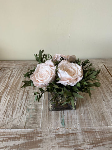 Arreglo Floral con Rosas Preservadas Color Rosa Claro en Base Cuadrada de Vidrio con Agua Acrílica