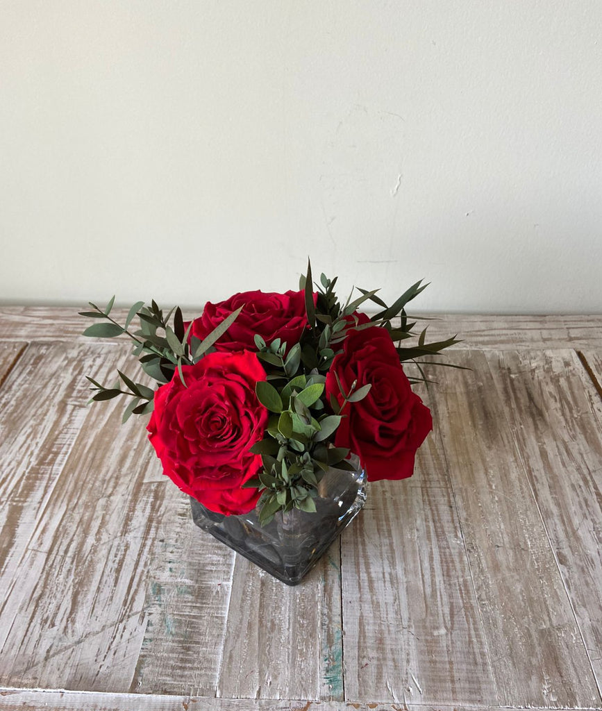 Arreglo Floral con Rosas Preservadas Color Rojo Claro en Base Cuadrada de Vidrio con Agua Acrílica