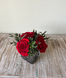 Arreglo Floral con Rosas Preservadas Color Rojo Claro en Base Cuadrada de Vidrio con Agua Acrílica