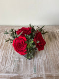 Arreglo Floral con Rosas Preservadas Color Rojo Claro en Base Cuadrada de Vidrio con Agua Acrílica