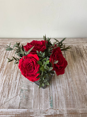 Arreglo Floral con Rosas Preservadas Color Rojo Claro en Base Cuadrada de Vidrio con Agua Acrílica