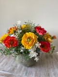 Centro de Mesa con Ranunculus y Follajes Artificiales en Base Tipo Cantera