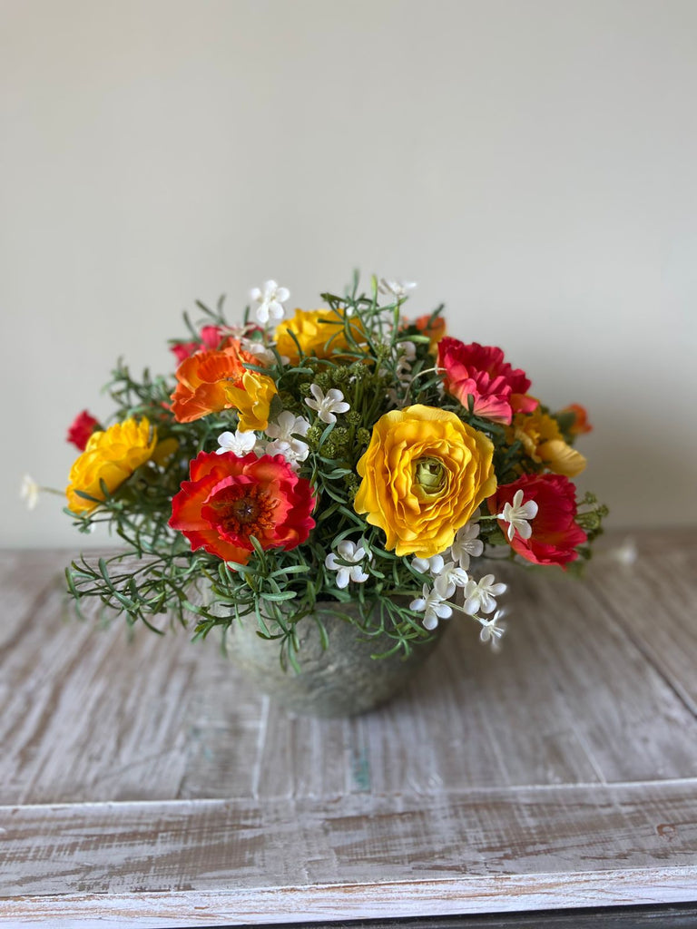 Centro de Mesa con Ranunculus y Follajes Artificiales en Base Tipo Cantera