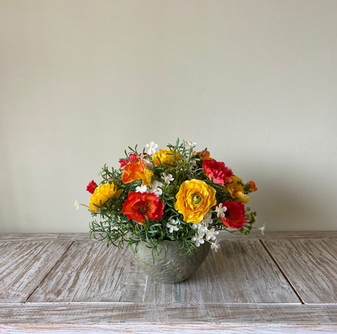 Centro de Mesa con Ranunculus y Follajes Artificiales en Base Tipo Cantera