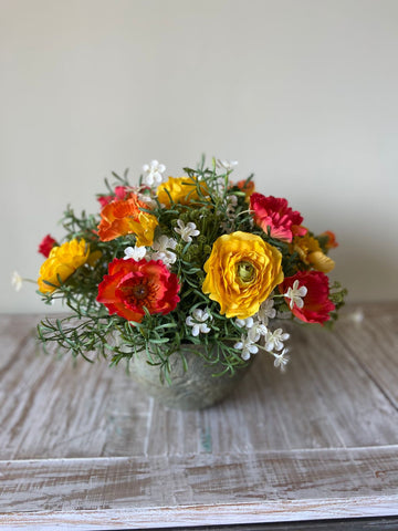 Centro de Mesa con Ranunculus y Follajes Artificiales en Base Tipo Cantera