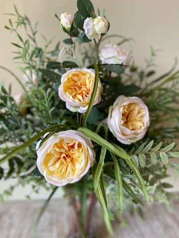 Arreglo Floral con Rosas y Follajes Artificiales en Florero de Vidrio