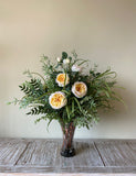 Arreglo Floral con Rosas y Follajes Artificiales en Florero de Vidrio
