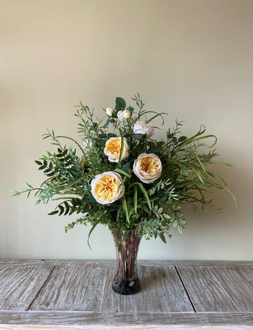 Arreglo Floral con Rosas y Follajes Artificiales en Florero de Vidrio