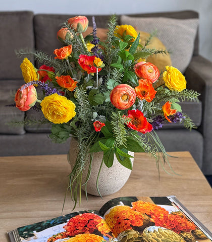 Arreglo Floral con Ranunculus y Follajes Artificiales en Base Cantera