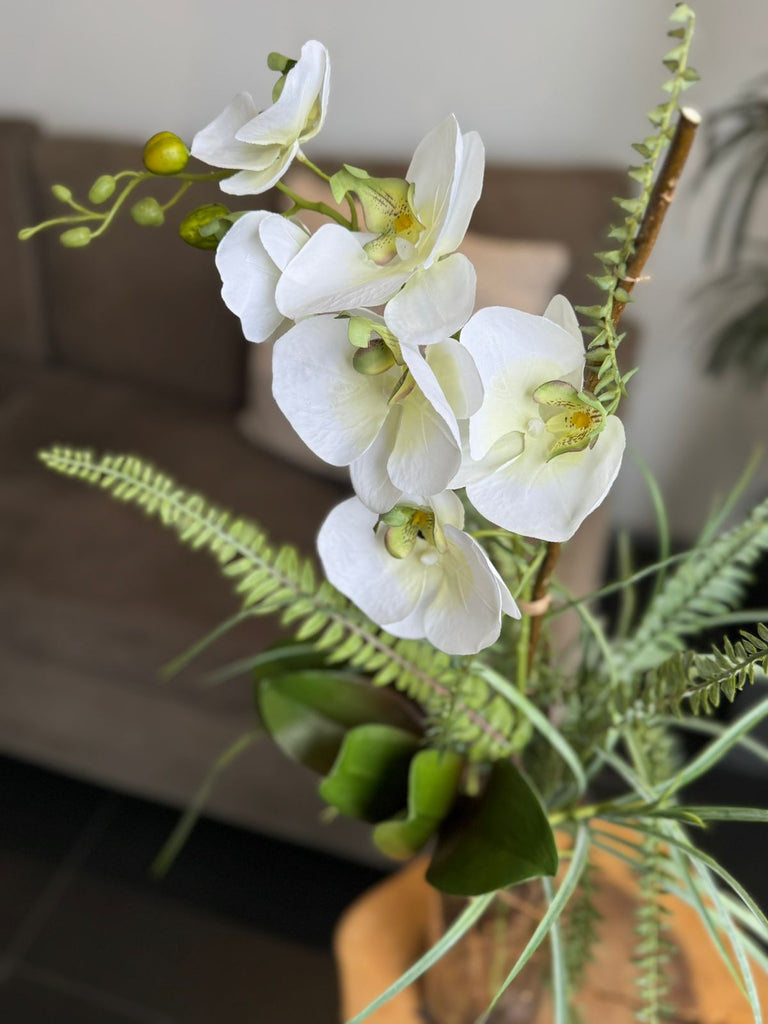 Orquideario con Phalaenopsis Blancas y Follajes Artificiales en Florero de Vidrio con Agua Acrílica