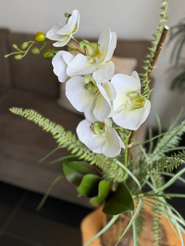 Orquideario con Phalaenopsis Blancas y Follajes Artificiales en Florero de Vidrio con Agua Acrílica