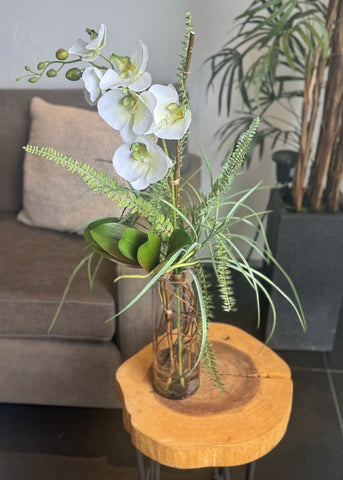 Orquideario con Phalaenopsis Blancas y Follajes Artificiales en Florero de Vidrio con Agua Acrílica