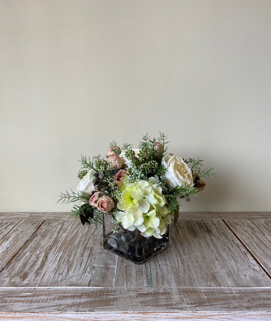 Arreglo Floral con Rosas e Hidrangeas con Follajes Artificiales en Base Cuadrada de Vidrio