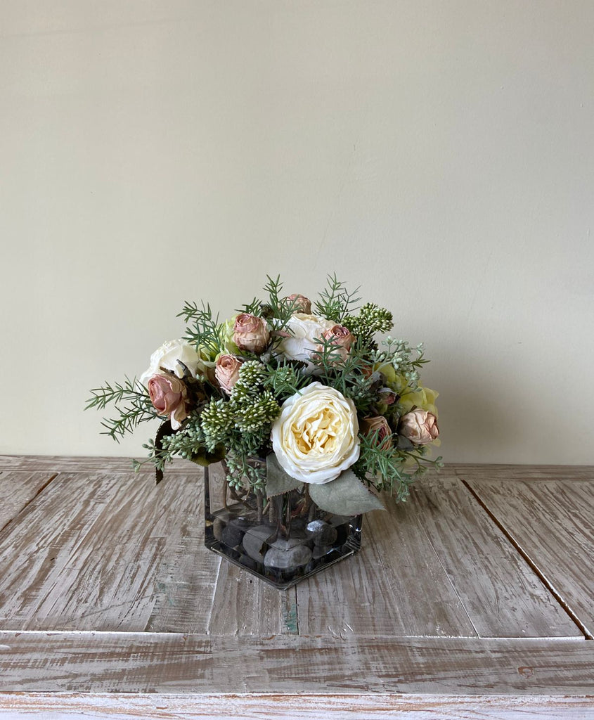 Arreglo Floral con Rosas e Hidrangeas con Follajes Artificiales en Base Cuadrada de Vidrio