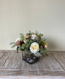 Arreglo Floral con Rosas e Hidrangeas con Follajes Artificiales en Base Cuadrada de Vidrio