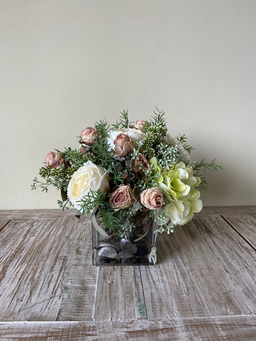 Arreglo Floral con Rosas e Hidrangeas con Follajes Artificiales en Base Cuadrada de Vidrio