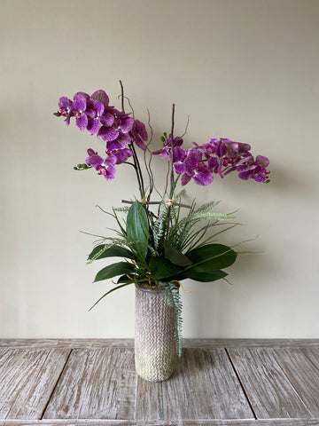 Orquideario con Dos Fucsia y Follajes Artificiales en Base Cantera