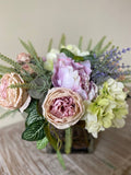 Arreglo Floral con Rosas, Hidrangeas y Peonias Artificiales en Base Cuadrada de Vidrio