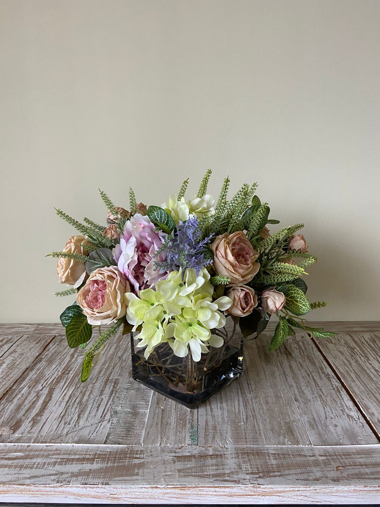 Arreglo Floral con Rosas, Hidrangeas y Peonias Artificiales en Base Cuadrada de Vidrio
