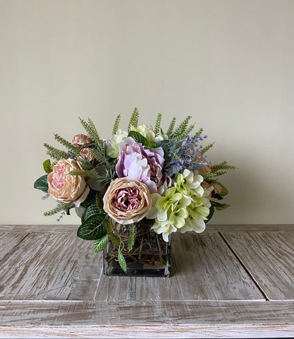 Arreglo Floral con Rosas, Hidrangeas y Peonias Artificiales en Base Cuadrada de Vidrio