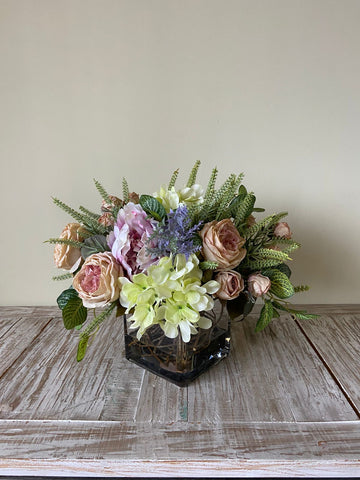 Arreglo Floral con Rosas, Hidrangeas y Peonias Artificiales en Base Cuadrada de Vidrio