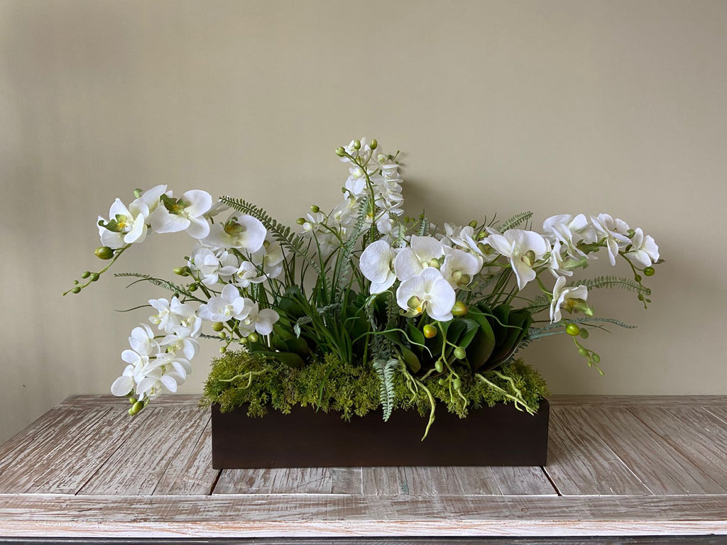 Orquideario con Phalaenopsis y Follajes Artificiales en Base Rectangular