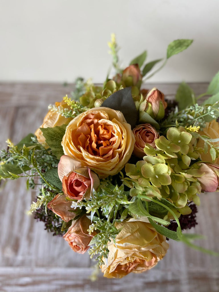 Arreglo Floral con Rosas e Hidrangeas Artificiales en Base Cuadrada de Vidrio