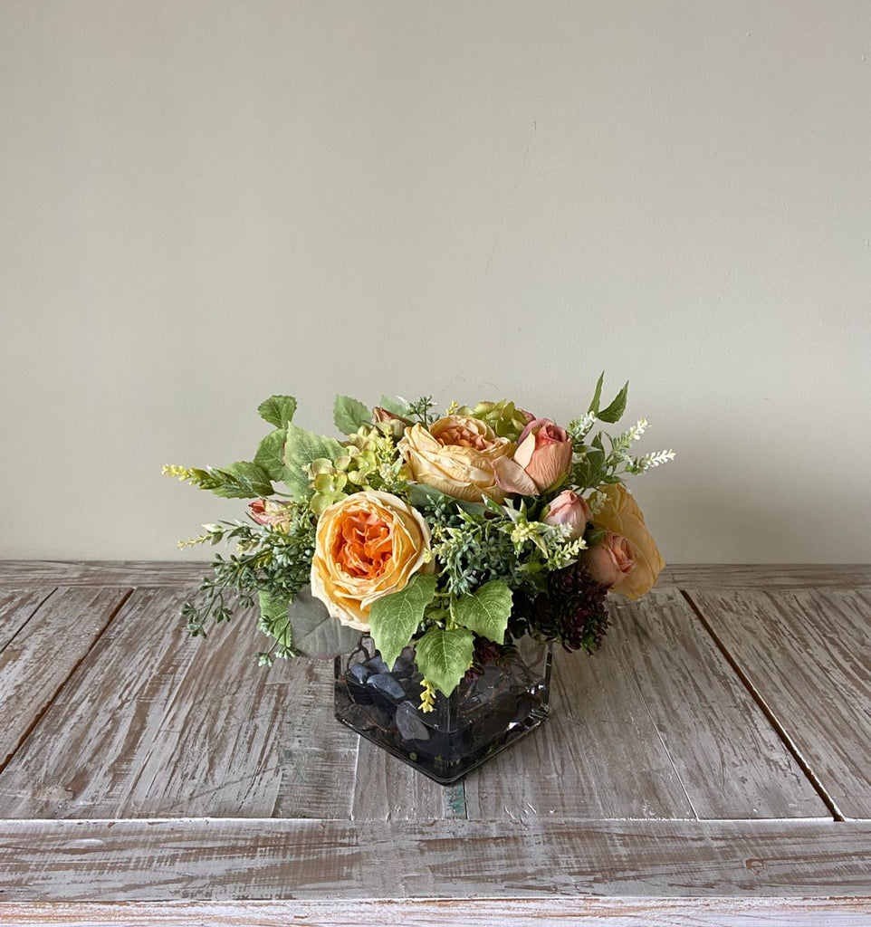 Arreglo Floral con Rosas e Hidrangeas Artificiales en Base Cuadrada de Vidrio