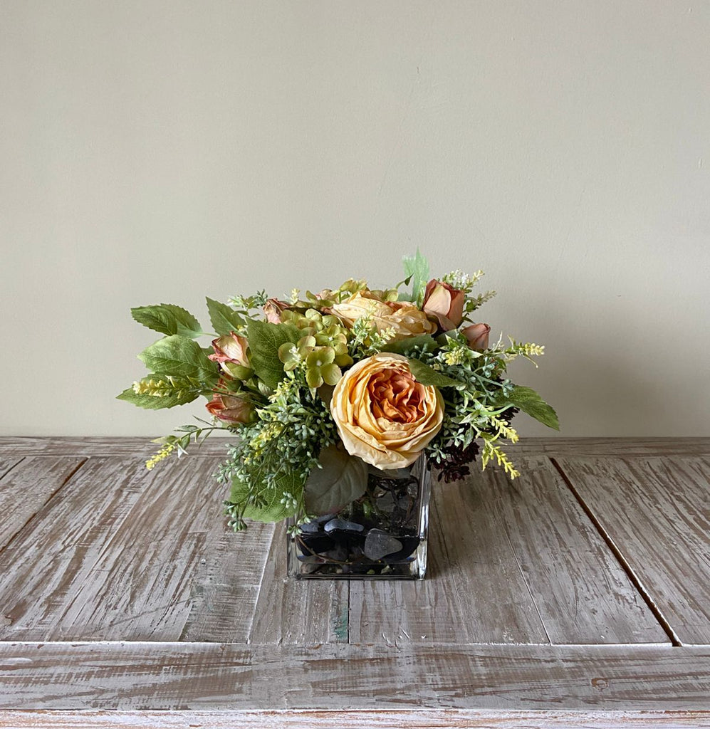 Arreglo Floral con Rosas e Hidrangeas Artificiales en Base Cuadrada de Vidrio