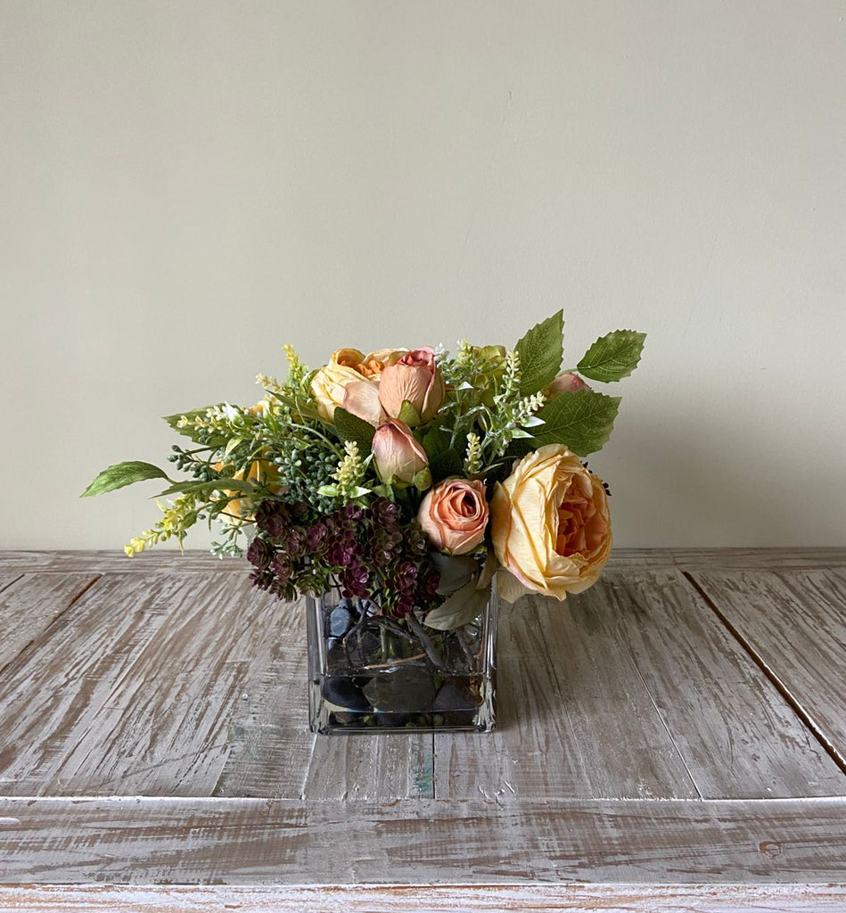 Arreglo Floral con Rosas e Hidrangeas Artificiales en Base Cuadrada de Vidrio