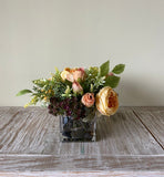 Arreglo Floral con Rosas e Hidrangeas Artificiales en Base Cuadrada de Vidrio