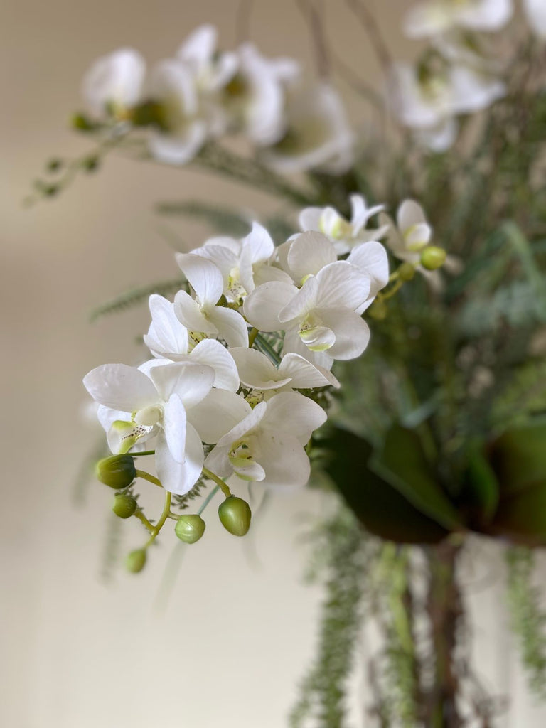 Orquideario con Phalaenopsis Blancas y Follajes Artificiales en Florero de Vidrio con Agua Acrílica