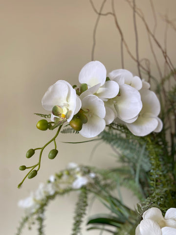 Orquideario con Phalaenopsis Blancas y Follajes Artificiales en Florero de Vidrio con Agua Acrílica