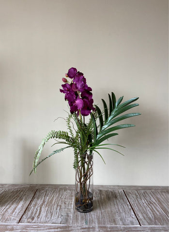 Orquideario con Vanda Orchid y Follajes Artificiales en Florero de Vidrio