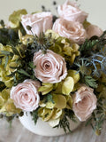 Arreglo Floral con Rosas Preservadas Color Rosa e Hydrangeas en Base Cerámica
