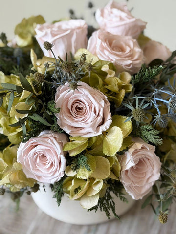 Arreglo Floral con Rosas Preservadas Color Rosa e Hydrangeas en Base Cerámica