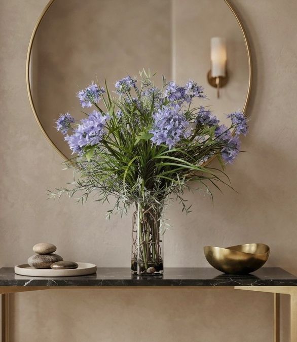 Arreglo Floral con Agapanthus Azules y Follajes Artificiales en Florero de Vidrio y Agua Acrílica