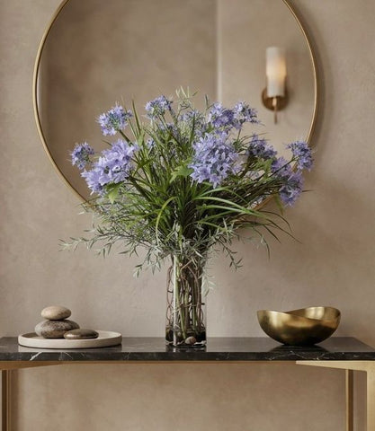 Arreglo Floral con Agapanthus Azules y Follajes Artificiales en Florero de Vidrio y Agua Acrílica