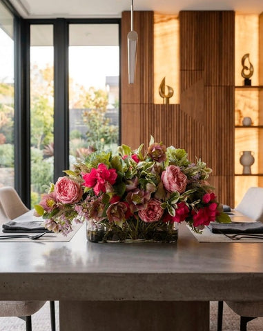 Centro de Mesa con Rosas y Helleros Artificial en Base Rectangular de Vidrio y Agua Acrílica