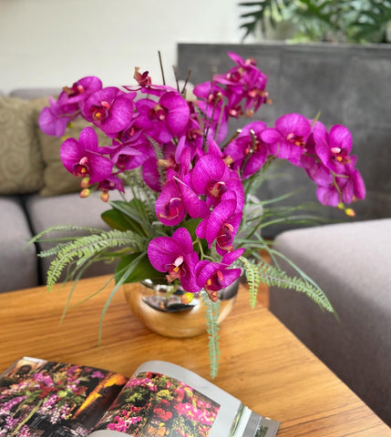Orquideario con Phalaenopsis Fucsia y Follajes Artificiales en Base Tipo Espejo