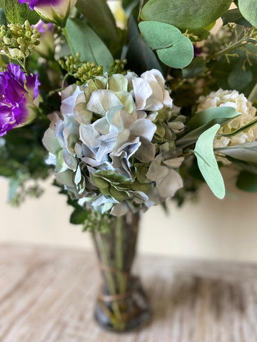 Arreglo Floral con Hidrangeas, Lisianthus y Snowball Artificiales en Florero de Vidrio