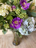 Arreglo Floral con Hidrangeas, Lisianthus y Snowball Artificiales en Florero de Vidrio