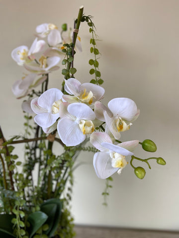 Orquideario con Tres Phalaenopsis Artificiales en Base Tipo Cantera