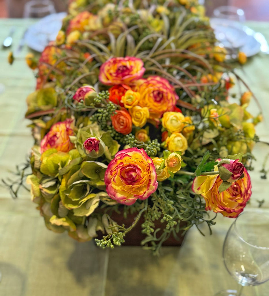 Centro de Mesa de Hidrangeas y Ranunculus con Follajes Artificiales en Base Rectangular